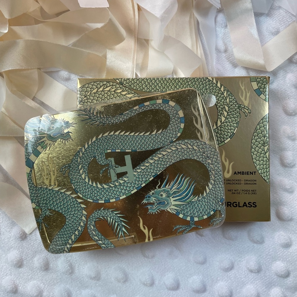Hourglass Ambient Lighting Blush - Dragon Edition